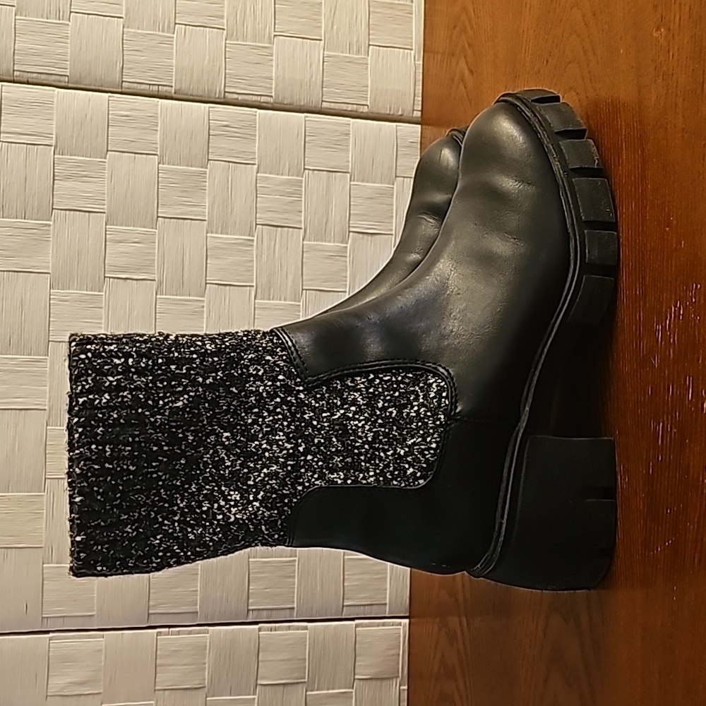 Universal Thread boots, size 8